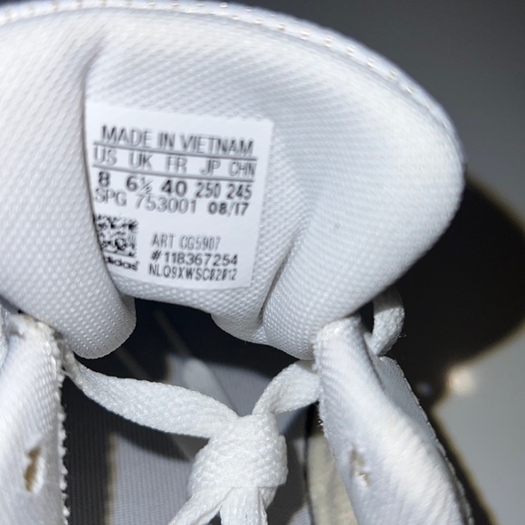 WOMEN ADIDAS TENNIS SHOES.  NEVER WORN!!  SIZE 8 - Picture 4 of 5